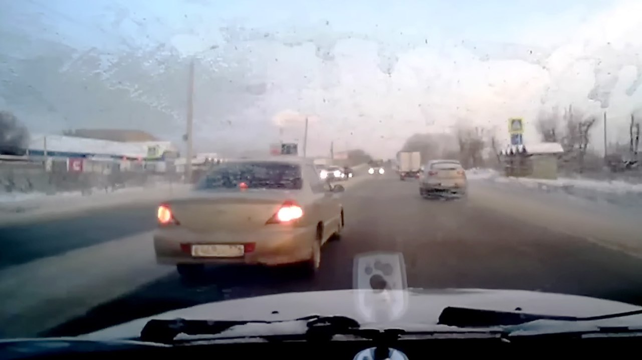 Cette femme (russe) va traverser une route sans regarder si des voitures arrivent