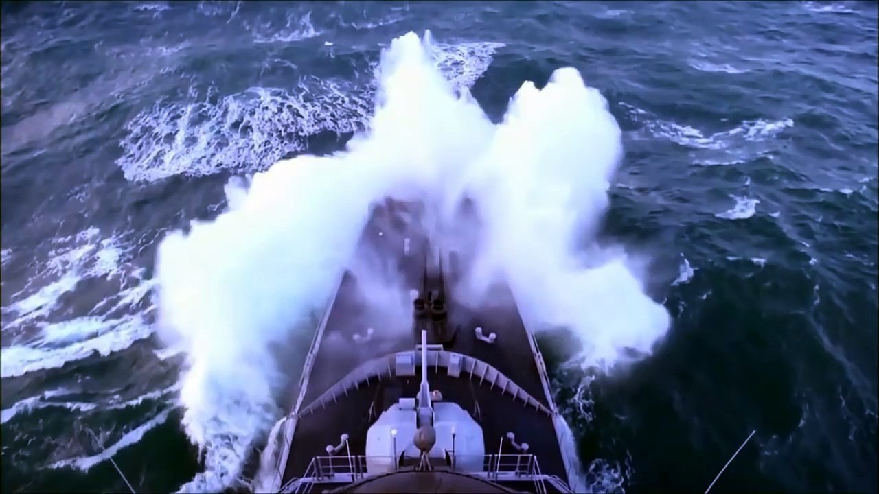 Spectacular images! Captain in corrugated sea ... (HD)