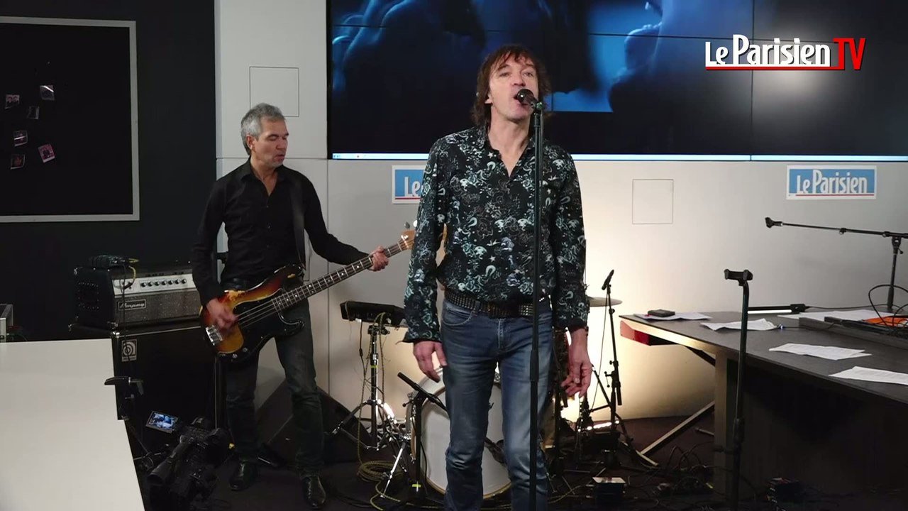 Cali chante « À cet instant je pense à toi » en live au Parisien