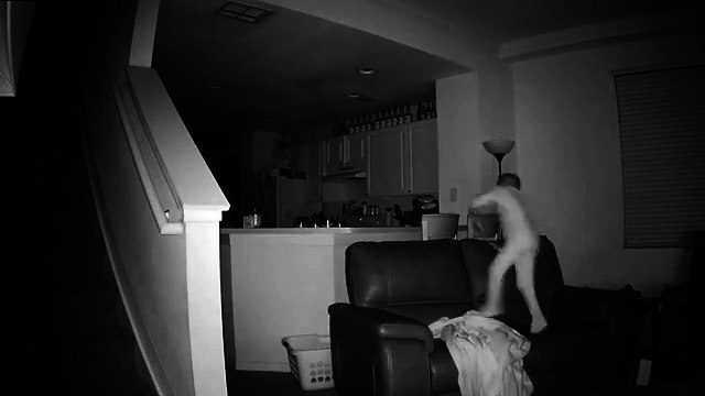 Il padre sentiva strani rumori durante la notte. Ecco cosa scopre dalle telecamere di sorveglianza: