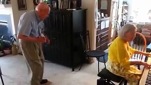 Pasan los años...y siguen bailando al comprás de la música. Amor eterno