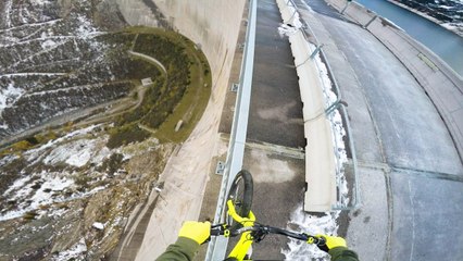 Fabio Wibmer roule à vélo sur le bord d'un barrage