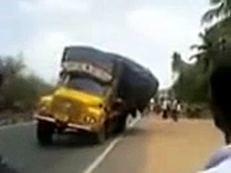 Live Truck Accident in Kerala India - Funny Indian Truck Accident Video