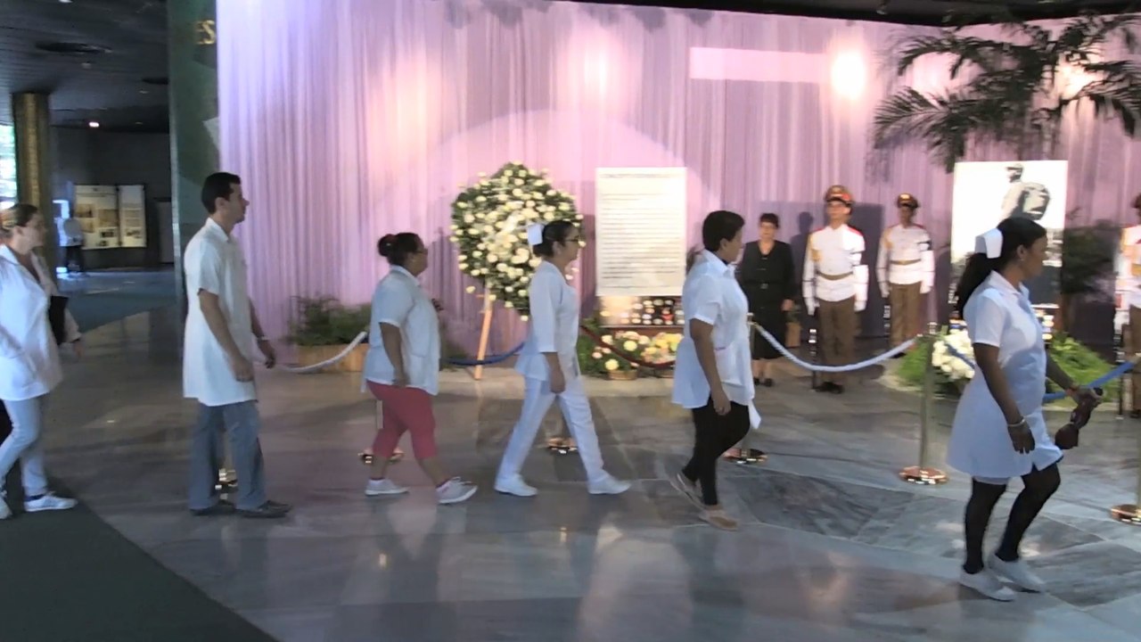 Cubanos llegan a Plaza de la Revolución para despedirse de Fidel