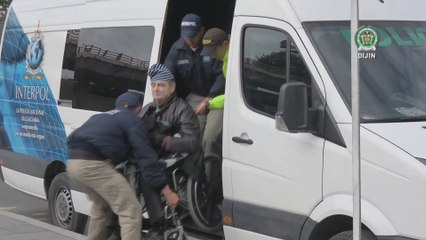 En silla de ruedas y con bala de oxígeno, Bossi es extraditado desde Colombia hacia Argentina