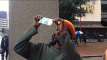 Zimbabue vuelve a emitir divisa propia tras siete años usando el dólar