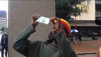 Zimbabue vuelve a emitir divisa propia tras siete años usando el dólar