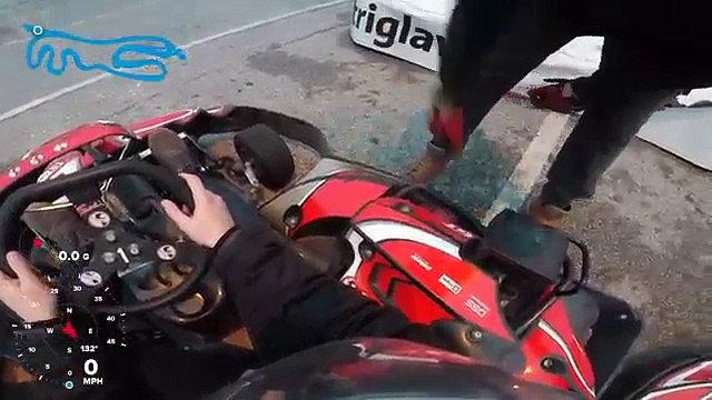 Une fille essaie le karting