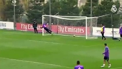 La reprise de volée de Cristiano Ronaldo à l'entraînement !