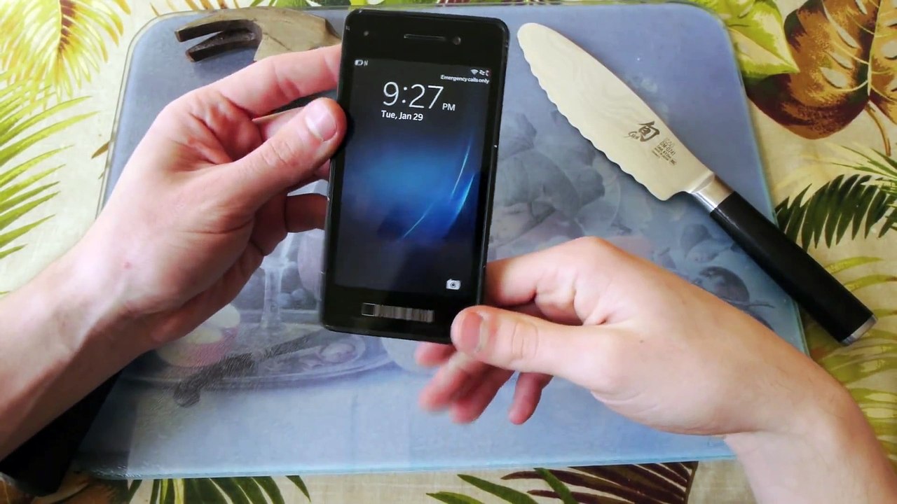 BlackBerry 10 Hammer & Knife Scratch Test