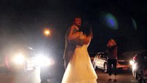 Pourquoi ce couple de jeunes mariés s'est mis à danser sur l'autoroute