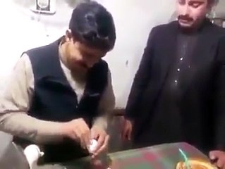 انڈا چھیلنا کوئی اس آدمی سے سیکھے کیا ٹیلنٹ ہے !