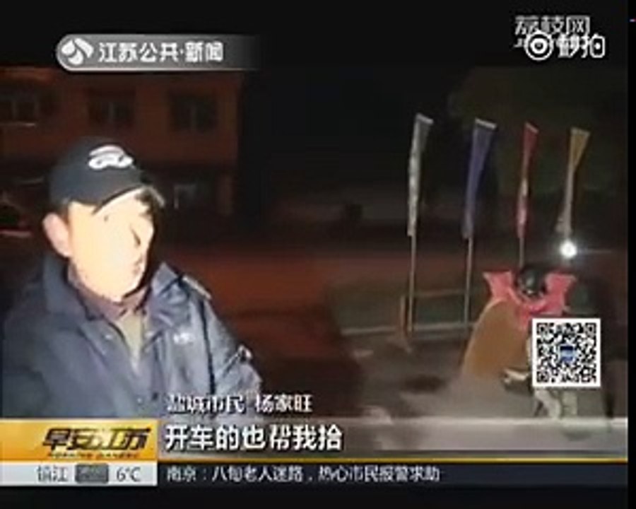 Man loses 30,000 yuan in gust of wind, bank workers and passersby help him pick it all up