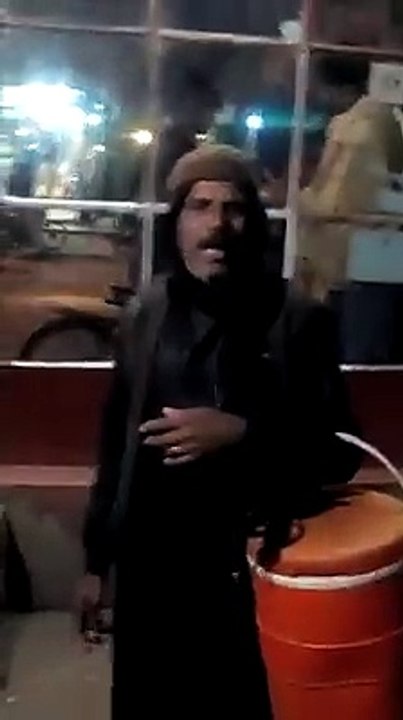 گرم انڈے ، گرم انڈے ، انڈے گرم - یہ شخص جس زبردست انداز میں گا کر انڈے فروخت کر رہا ہے ، آپ یقینا اس سے انڈے لے کر کھانے