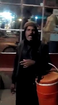 گرم انڈے ، گرم انڈے ، انڈے گرم - یہ شخص جس زبردست انداز میں گا کر انڈے فروخت کر رہا ہے ، آپ یقینا اس سے انڈے لے کر کھانے