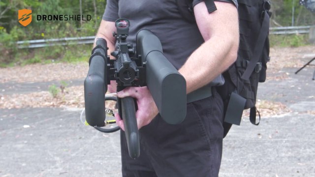 Un fusil pour attraper et neutraliser les drones en vol ! DroneShield DroneGun