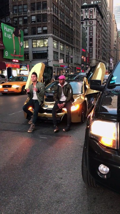 Enervé, il éclate le pare-brise d'une BMWi8 à coup de batte. Road rage violent