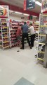 Un client de supermarché étranglé par le patron !