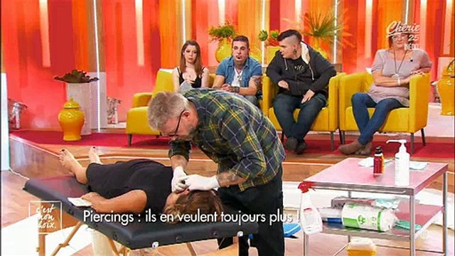 Evelyne Thomas se fait piercer sur le plateau de C'est mon choix ! Regardez