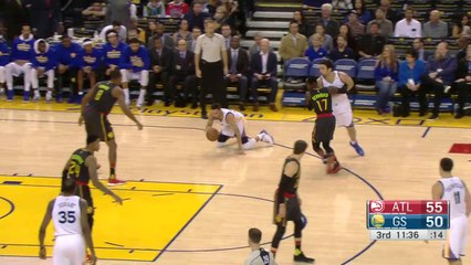 Stephen Curry tombe mais plante quand même le shoot !