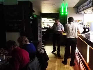 Manche : ils dînent dans le noir, pour s'immerger dans le quotidien des déficients visuels [VIDEO]