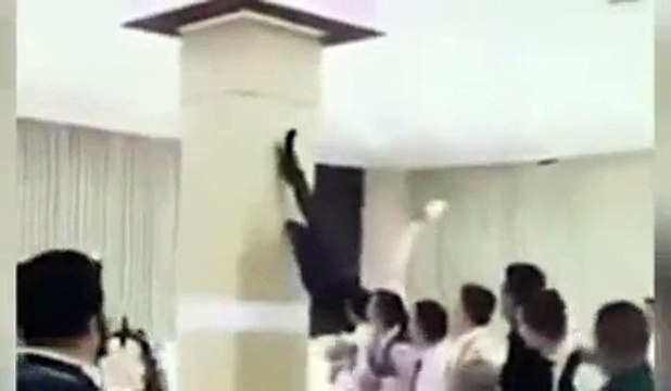 Düz Duvara Tırmanıp Halay Çeken Adam