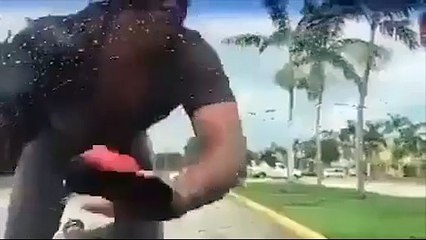 Video Clip hài hước Cách xử lý anh chàng lau kính ô tô đòi tiền