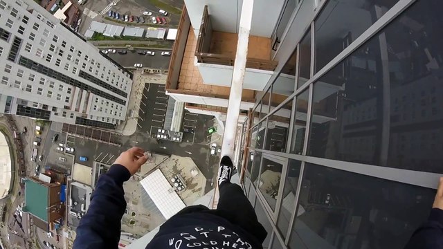 En équilibre sur un slackline au dessus du vide entre 2 immeubles