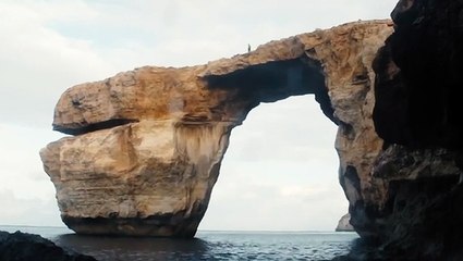Il frôle la mort en se plongeant depuis ce rocher !