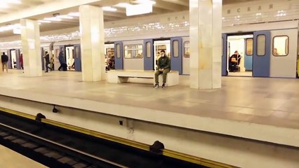 Metronun Önünden Takla Atarak Karşıya Geçen Rahatsız Adam