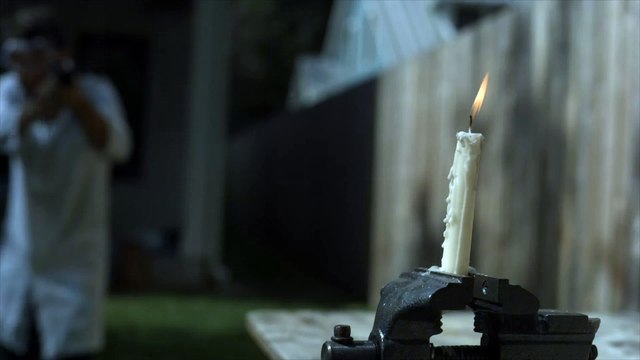 Il tire sur une bougie allumée (SLOW MOTION)