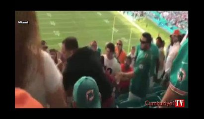 Tribünde taraftarların yumruk yumruğa kavgası kamerada