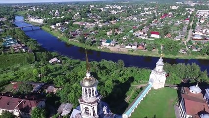 un-couple-filme-a-leur-insu-par-un-drone-en-train-de-senvoyer-en-lair-en-haut-dun-monastere-en-russie