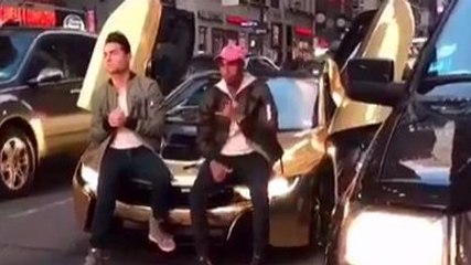 Il casse le pare-brise d'une BMW i8 avec une batte