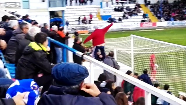 Insolite ! Ce supporter baisse son pantalon pour distraire le tireur de penalty