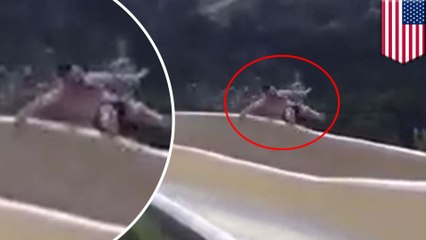 한 남자, 워터 슬라이드 타다, 벌러덩 이탈하는 모습, 영상에 잡혀