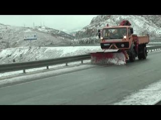 Reshje dëbore, zbardhet rruga e Kombit - Top Channel Albania - News - Lajme