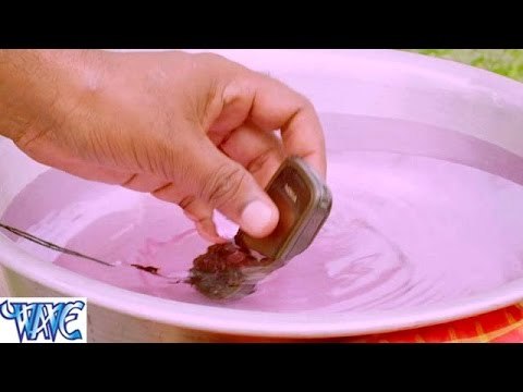 बकलोल आदमी मोबाइल से परेशान - Bhojpuri Hot Comedy Sence From Movie Main Rani Himmat Wali