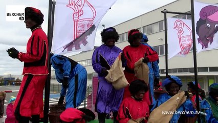 Kind geeft tijdens Berchemse Sinterklaasstoet ook snoepjes aan militairen die luchthaven van Antwerp