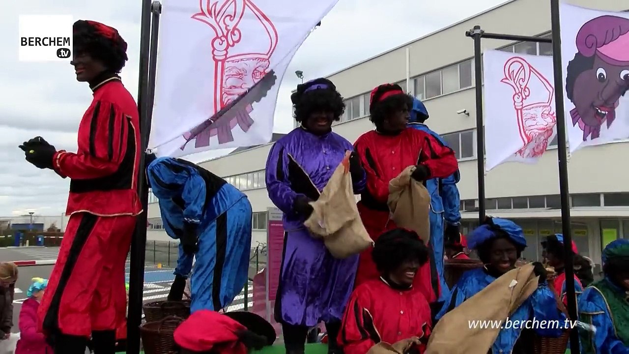 Kind geeft tijdens Berchemse Sinterklaasstoet ook snoepjes aan militairen die luchthaven van Antwerp