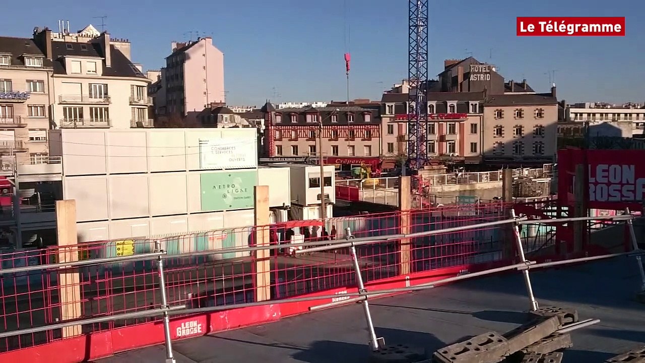 Gare de Rennes. La croqueuse attaque la façade principale
