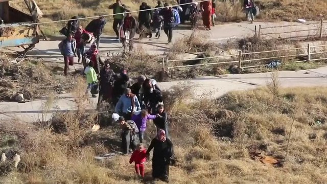 ادامه فرار غیرنظامیان از شرق حلب همزمان با پیشروی ارتش سوریه