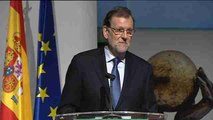 Rajoy renueva compromiso con empresarios, a los que pone como ejemplo de país