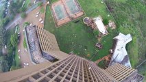 Parkour impressionnant qui va finir en base Jump