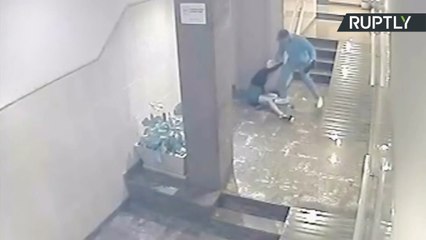 Câmera de segurança filma homem espancando namorada