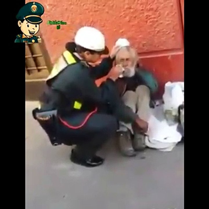 Cette policière se penche vers ce SDF et pose un geste incroyable !