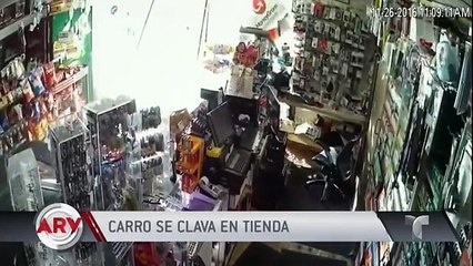 Conductora se estrelló contra tienda en California