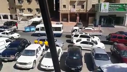 Un hombre noqueó  a un policía con una patada