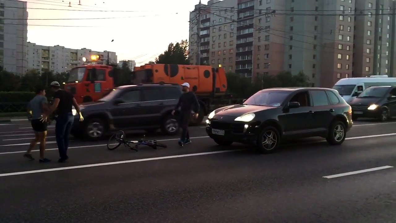 Șmecherașii cu Porsche s-au dat jos să-l BATĂ pe biciclist, dar PRIVEȘTE cine coboară din DUBA neagră. A durut!