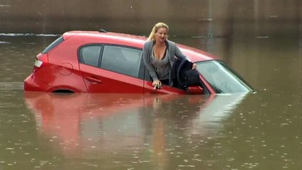 Download Video: Une femme sur le toit de sa voiture dans une inondation